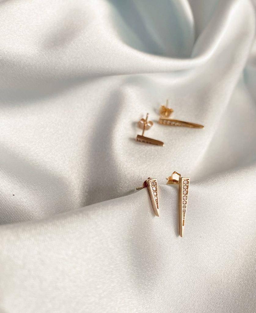 עגילי ג'יין עשויים כסף 925 בציפוי זהב 14 קראט ובשילוב זרקונים לבנים
