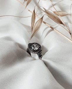 טבעת אליזה לבנה עשויה כסף 925