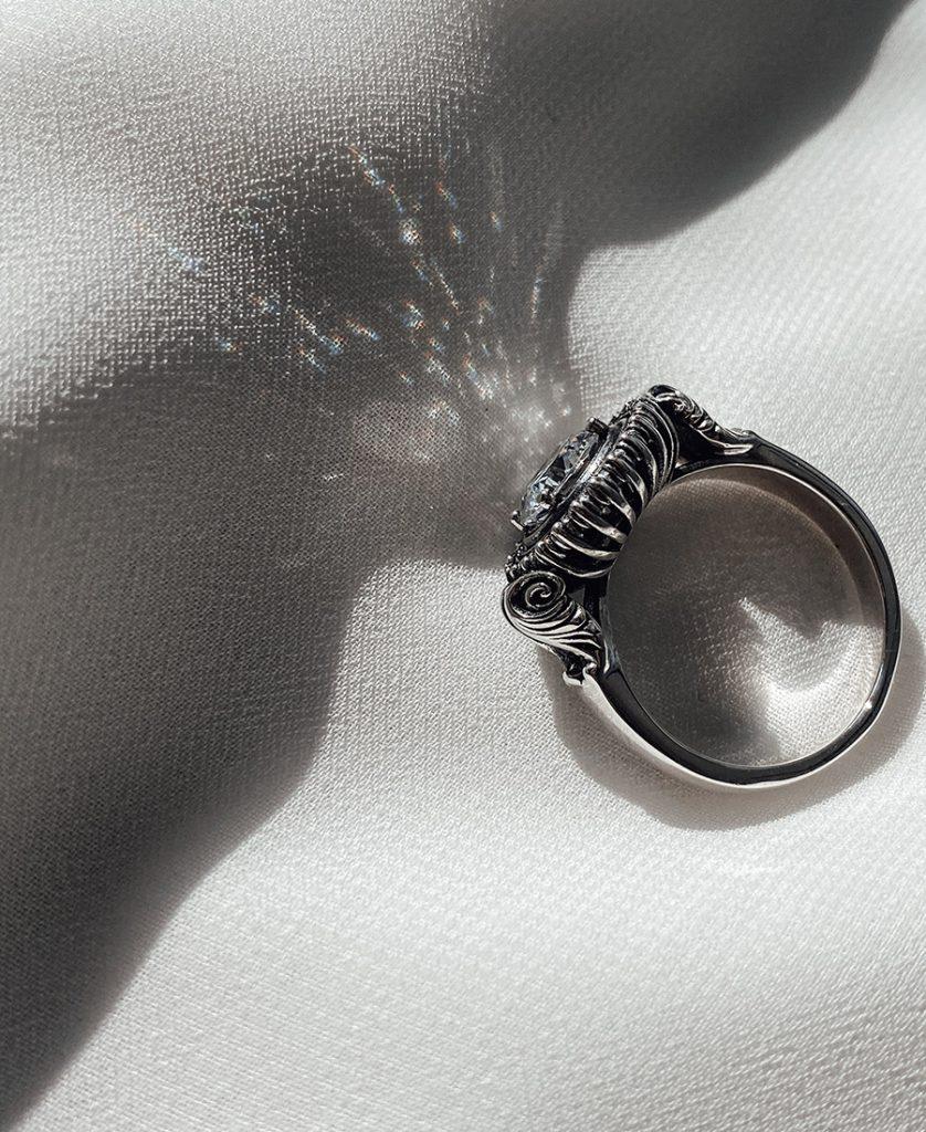 טבעת עשויה כסף 925 בשילוב זירקון לבן.