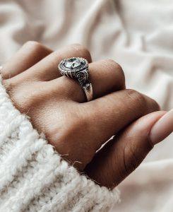 טבעת עשויה כסף 925 בשילוב זירקון לבן.