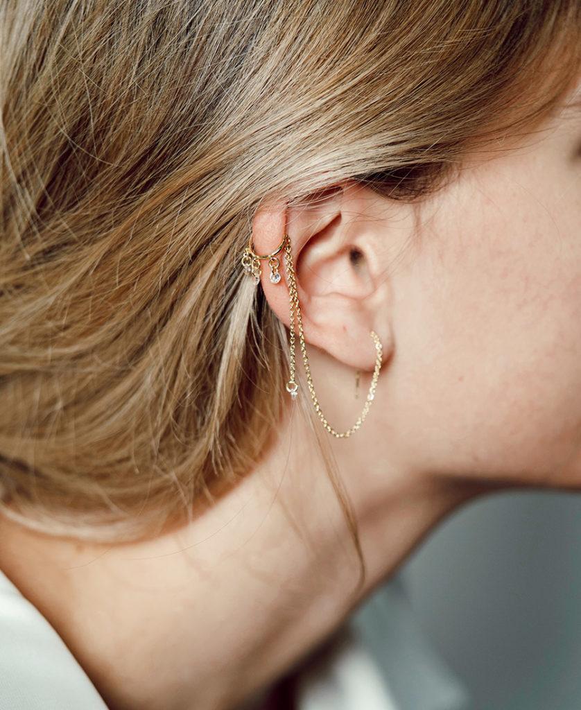 עגיל מצופה זהב בכמה דרכים על האוזן.