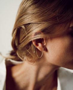 עגיל ספרקל מצופה זהב, ניתן לענוד אותו בכמה דרכים על האוזן.