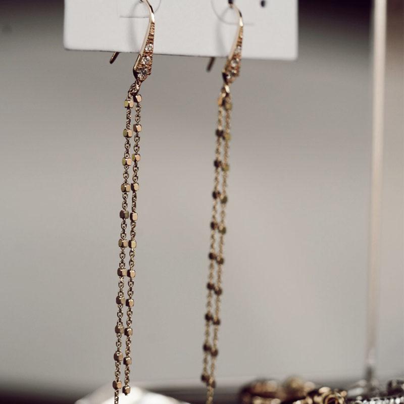 זוג עגילי אמור קצרים מורכבים ממתלה מצופה זהב משובץ זירקונים ושרשרת כסף 925 מצופה זהב .